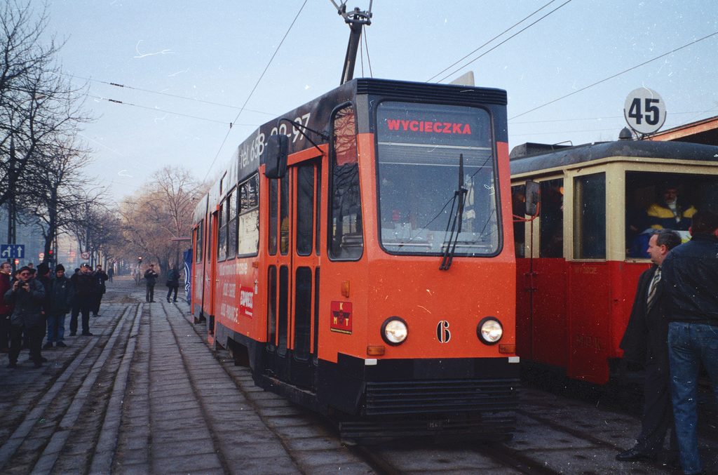 Tramwaj 803N numer 6 obok historycznej doczepy 5ND numer 504 z tablicą linii 45 w Łodzi w 2001 roku.