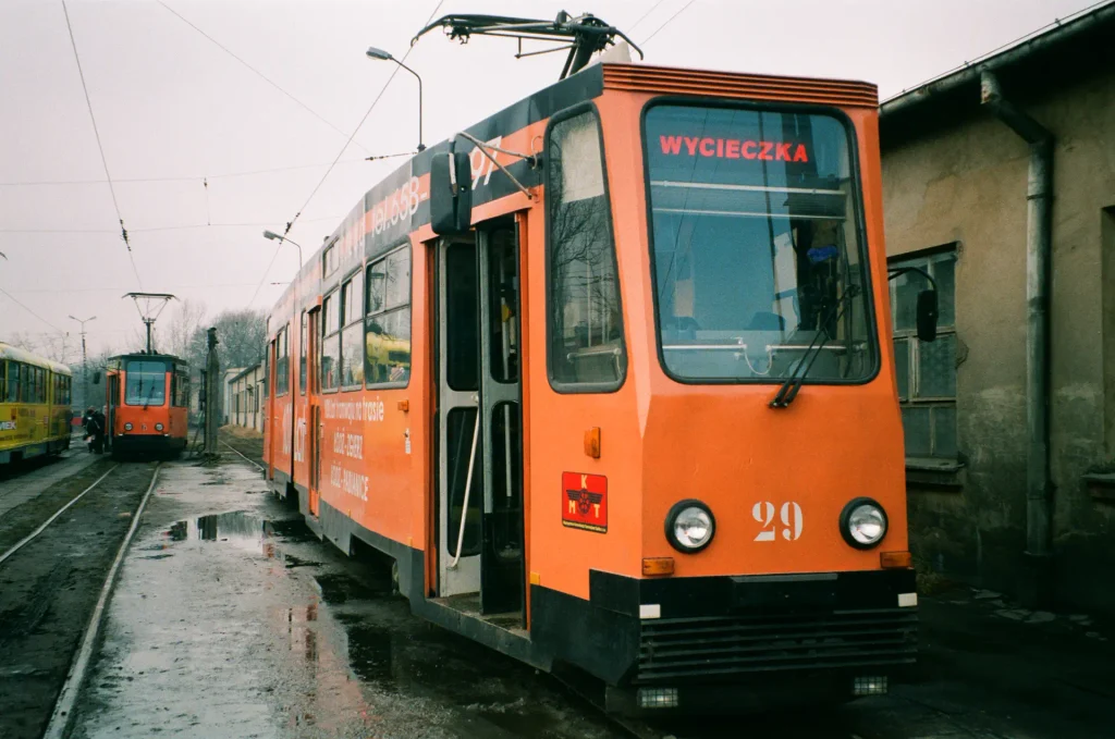 Tramwaj Konstal 803N numer 29 z tablicą WYCIECZKA, a w tle wagon numer 6 podczas obchodów w Łodzi w styczniu 2001 roku.