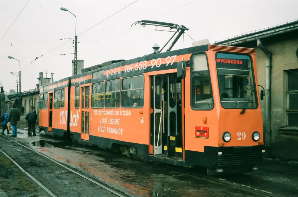 Pomarańczowy tramwaj Konstal 803N numer 29 z napisem 100 lat tramwaju Łódź Zgierz Łódź Pabianice i tablicą WYCIECZKA.