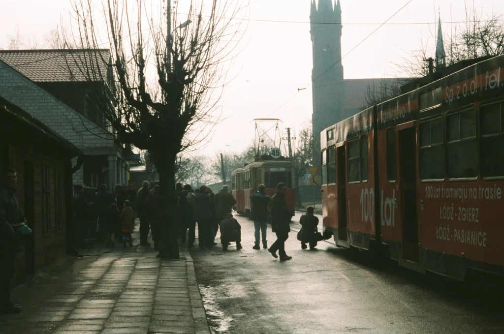 Uczestnicy fotografują tramwaje podczas jubileuszowej wycieczki w 2001 roku, obok wagonu 803N numer 29 i historycznego tramwaju linii 45.