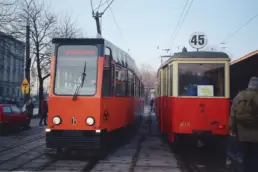 Zmodernizowany tramwaj Konstal 803N nr 6 i historyczny tramwaj 5N podczas obchodów 100-lecia tramwajów podmiejskich w Łodzi w 2001 roku.