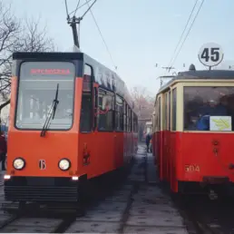 Zmodernizowany tramwaj Konstal 803N nr 6 i historyczny tramwaj 5N podczas obchodów 100-lecia tramwajów podmiejskich w Łodzi w 2001 roku.