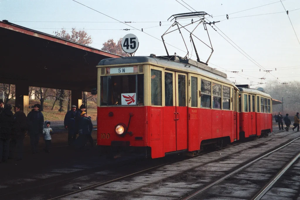 Historyczny czerwono-kremowy skład tramwajowy 5N numer 100 i 5ND numer 504 z tablicą linii 45 podczas jubileuszu tramwajów podmiejskich.