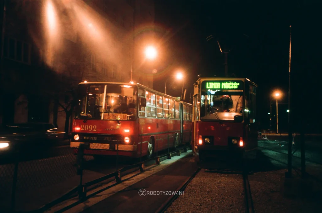 Ikarus 2092 i specjalny tramwaj KMKM podczas nocnego przejazdu w Warszawie w 2002 roku