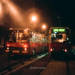 Ikarus 2092 i specjalny tramwaj KMKM podczas nocnego przejazdu w Warszawie w 2002 roku