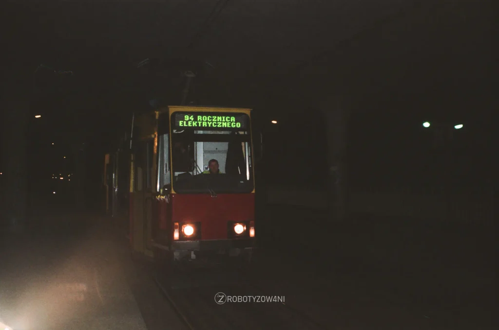 Tramwaj podczas obchodów 94 rocznicy tramwaju elektrycznego w Warszawie