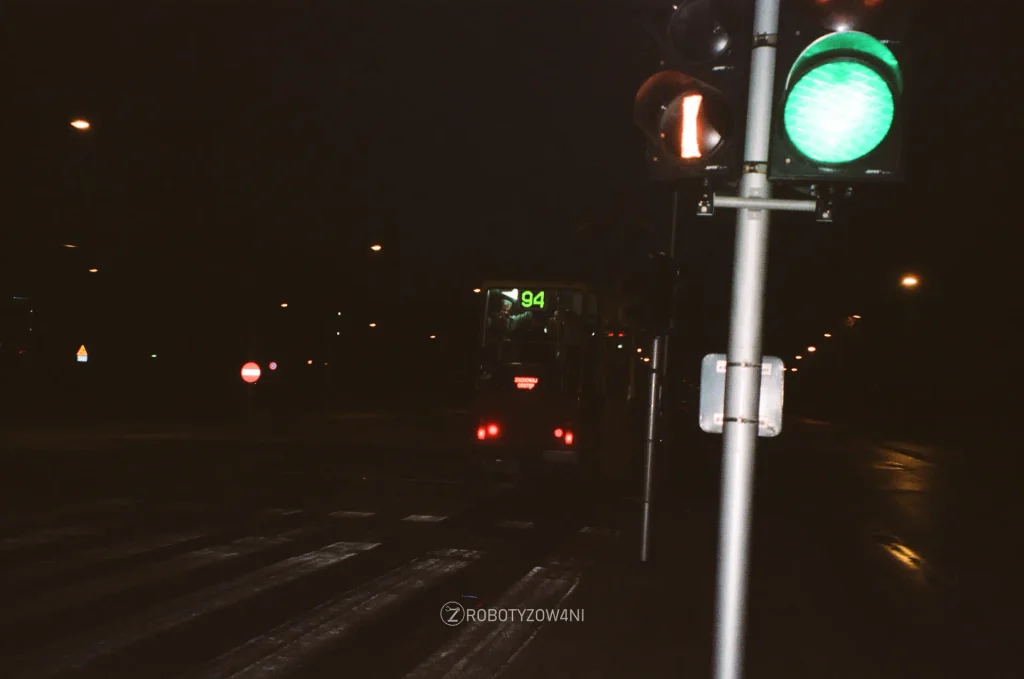 Tył tramwaju oznaczonego numerem 94 podczas nocnej imprezy KMKM w Warszawie