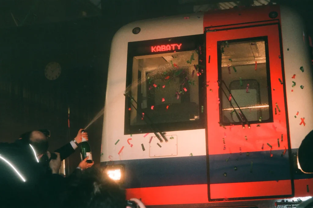 Finał prezentacji Metropolisa 98B w Alstom Konstal w Chorzowie z szampanem i oprawą sceniczną