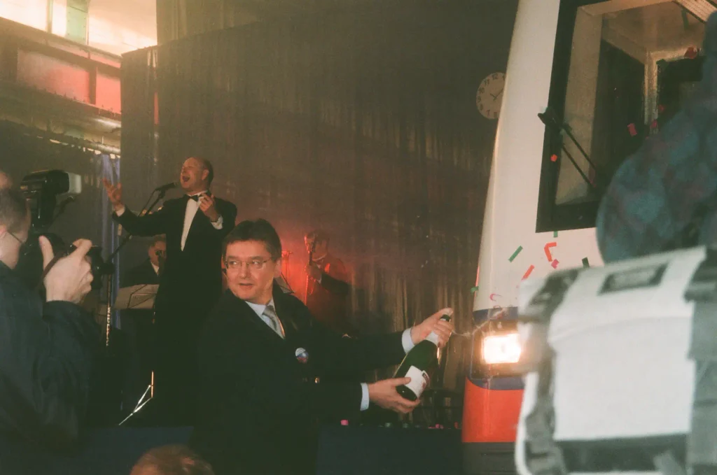 Ceremonialne polewanie szampanem pociągu Alstom Metropolis 98B podczas prezentacji w 2001 roku
