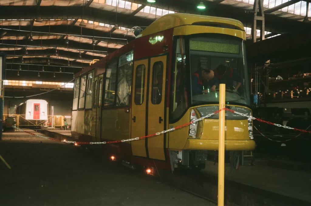 Tramwaj Alstom Konstal 105N2k/2000 dla Warszawy podczas produkcji w chorzowskiej fabryce w 2001 roku.