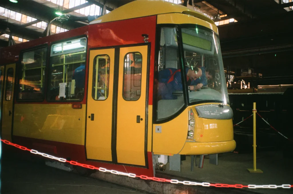 Tramwaj Alstom Konstal 105N2k/2000 dla Warszawy podczas produkcji w chorzowskiej fabryce w 2001 roku.